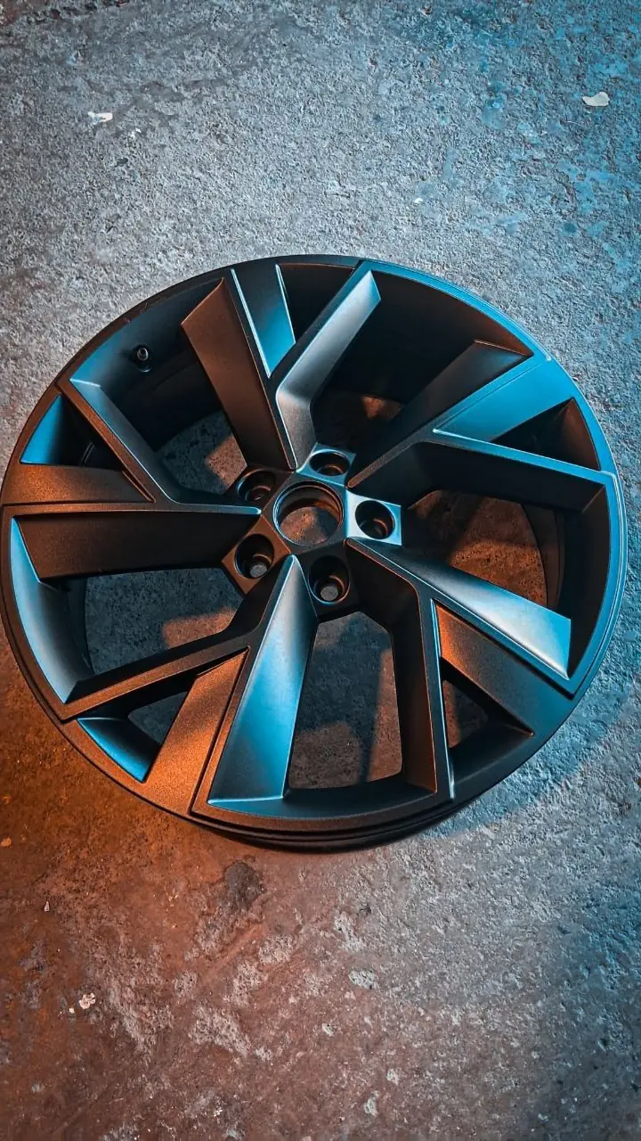 Refurbished alloy wheel in matt black, finished at the workshop